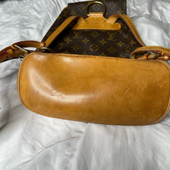 A Louis Vuitton backpack that buckles, pre loved - great condition! - Picture 4 of 8